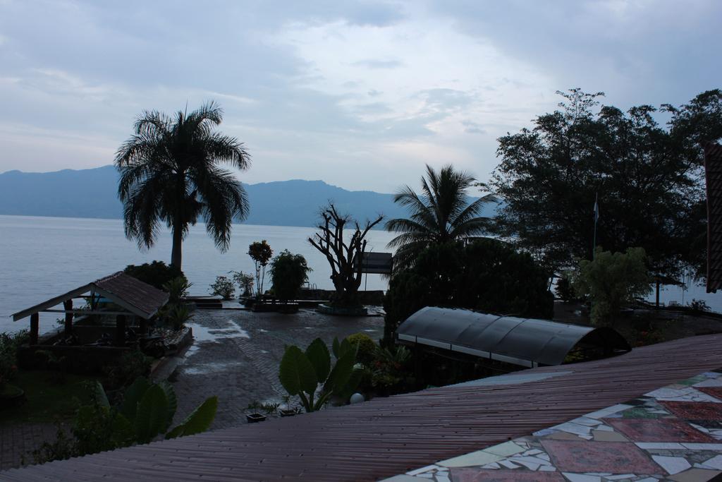 Ambaroba Resort Hotel Tuk Tuk Esterno foto